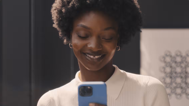 Bulle blanche sur fond jaune vif annonçant un événement pop-up, avec une icône de curseur noire et la mention « Local shoppers » (acheteurs locaux)