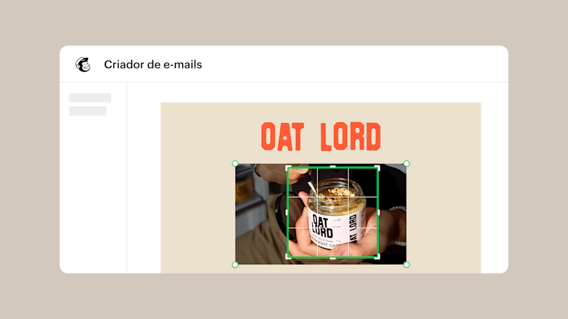 Mãos segurando um frasco de leite de aveia da marca "Oat Lord" contra um fundo escuro, com o nome da marca em texto de cor coral acima